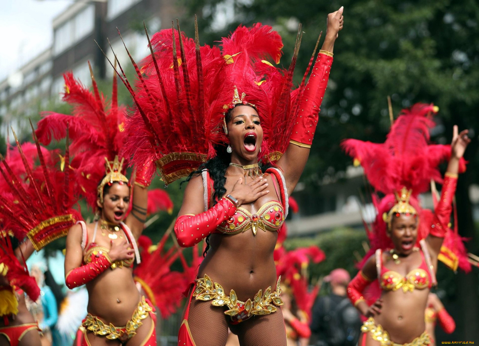 Карнавал горячие. The Notting Hill Carnival костюм. Карнавал горячее. Карнавал горячие фото. Карнавал обои.